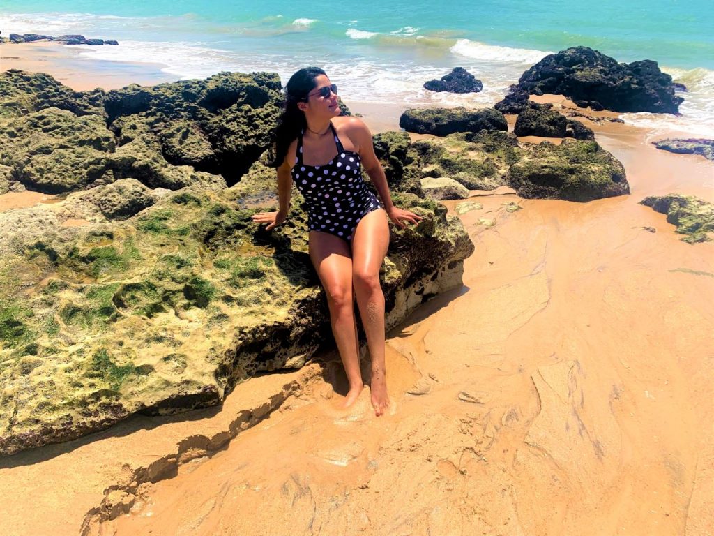 pedra da praia do amor em joao pessoa