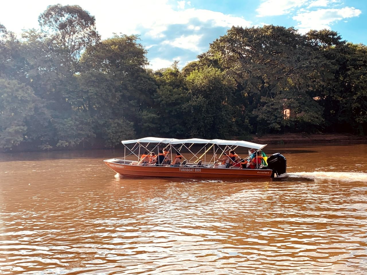 O que Fazer na Rua do Porto em Piracicaba barco laranja a motor com turistas a bordo