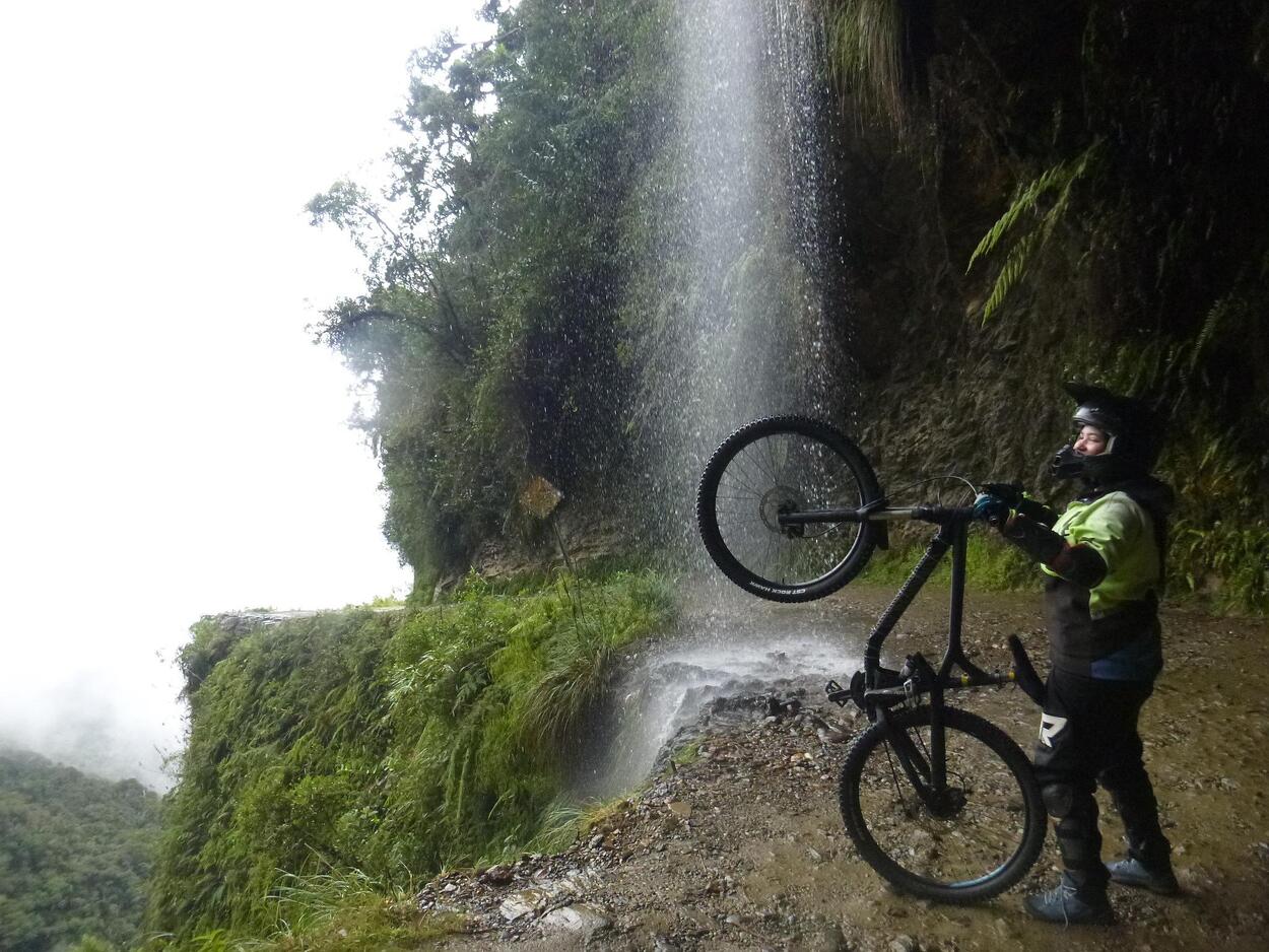 o que fazer em la paz cachoeira na estrada da morte na bolivia